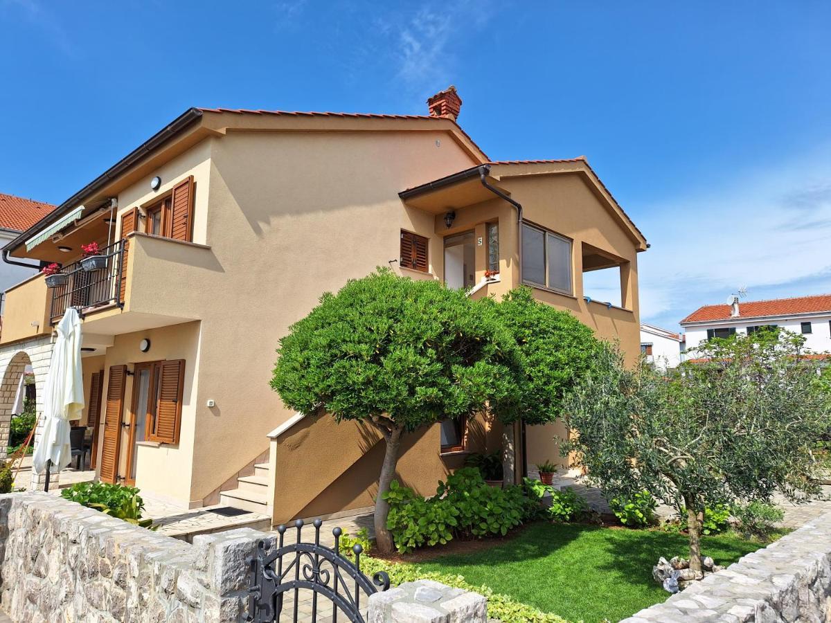 Apartmani Pina Krk Town Exterior foto
