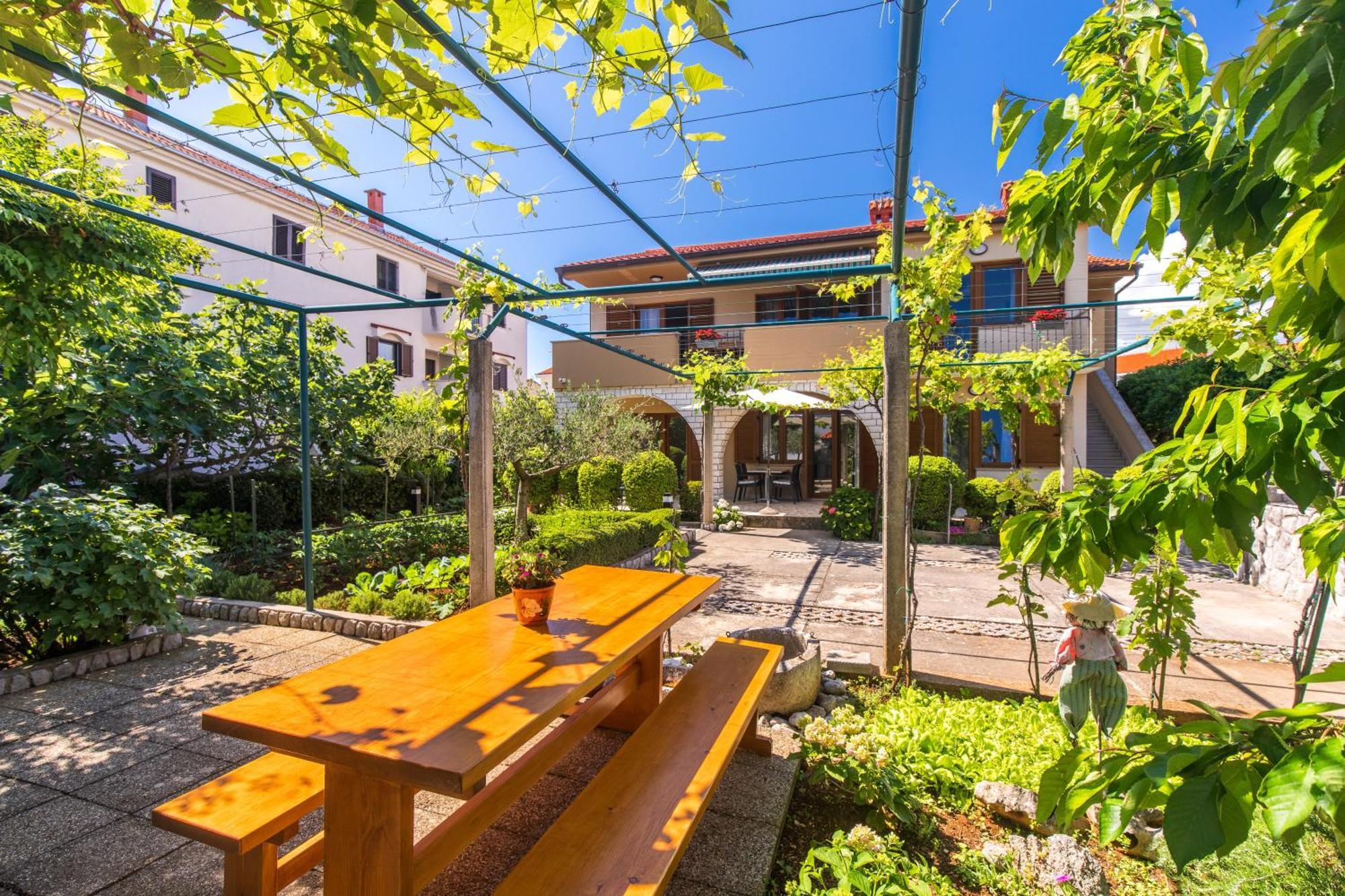 Apartmani Pina Krk Town Exterior foto