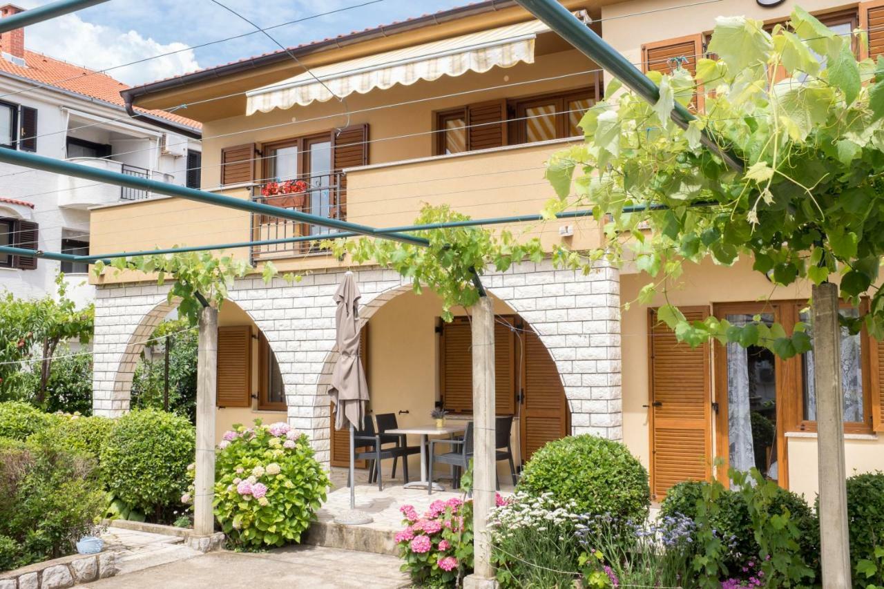Apartmani Pina Krk Town Exterior foto